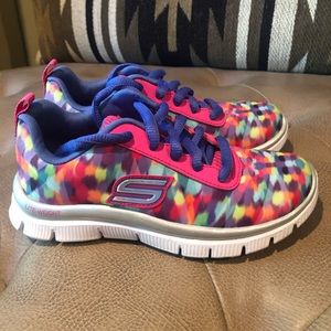 Like new girls memory foam Sketchers